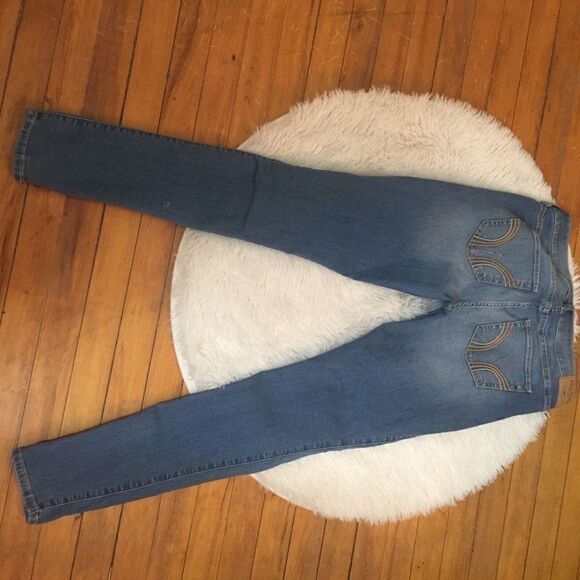 NWOT! Hollister lite wash distressed Skinny - Picture 4 of 5